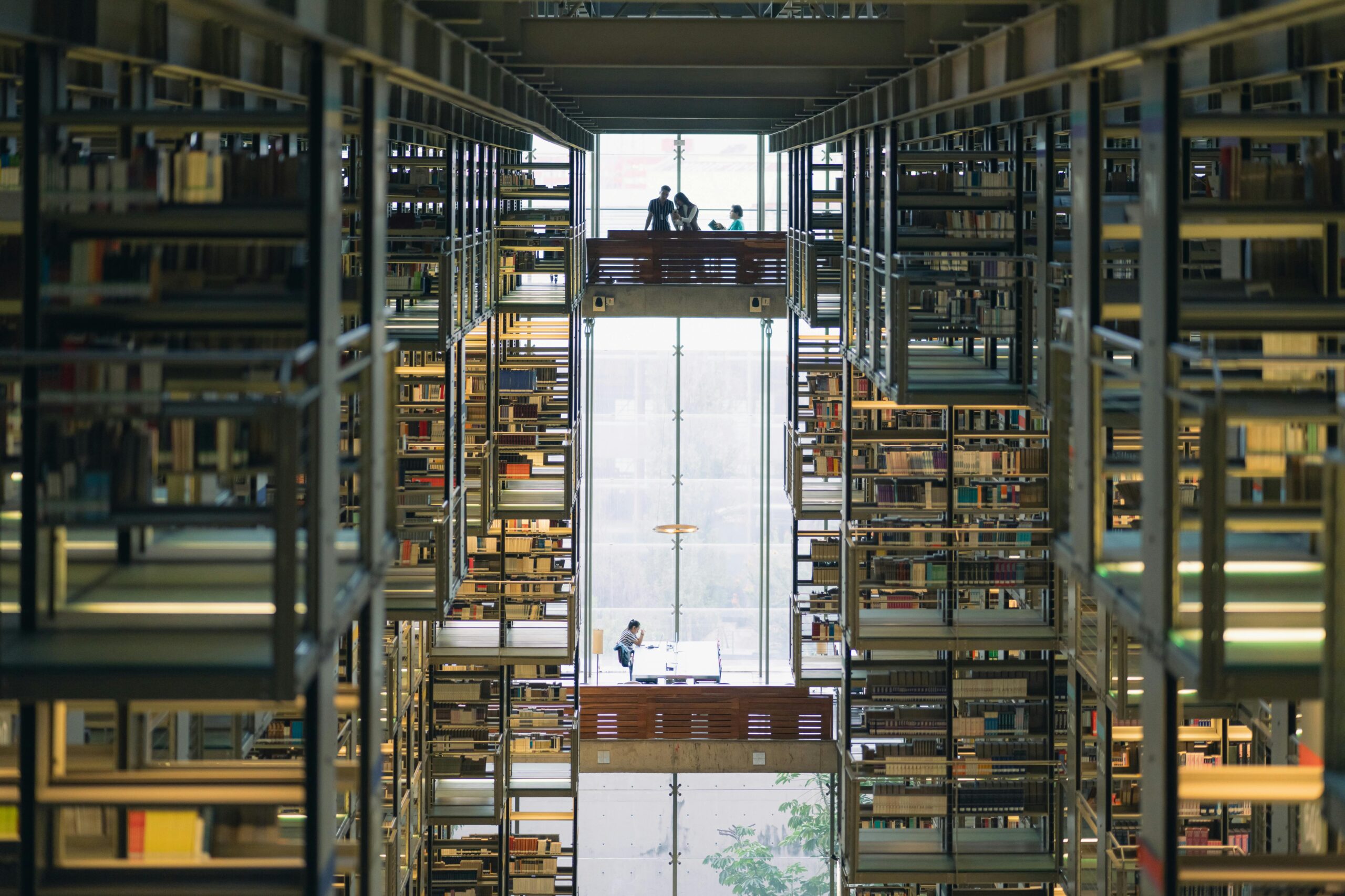 Atemberaubende Innenansicht der Biblioteca Vasconcelos in Mexiko-Stadt, die modernes Design präsentiert.