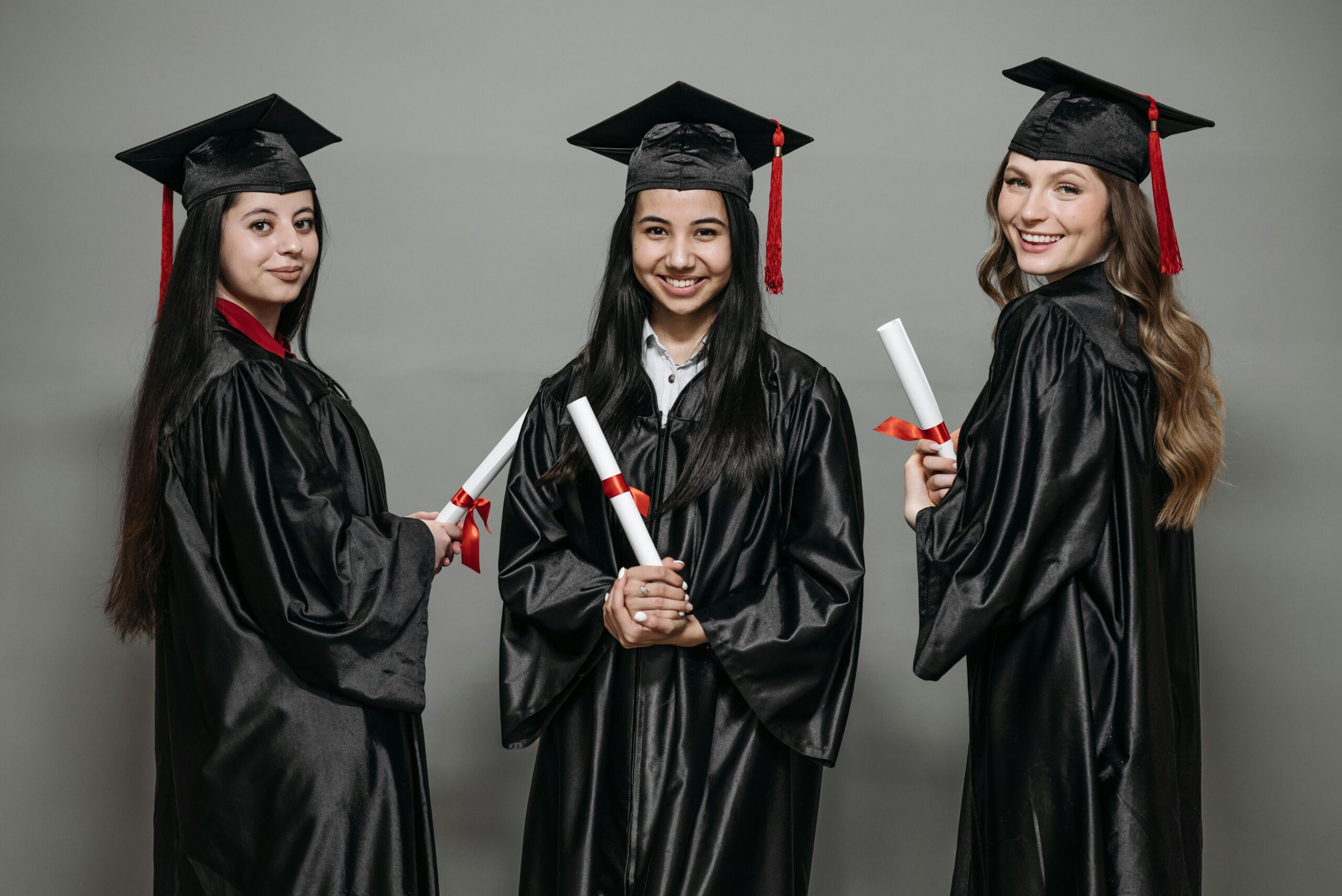 Kostenloses Stock Foto zu abschlussfotografie, abschlusskleid, absolventen