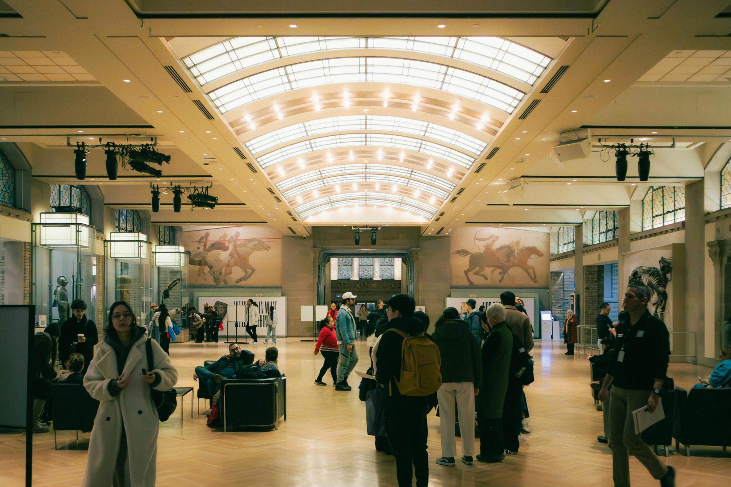 Menschen erkunden eine Kunstmuseumsausstellung in Toronto, Ontario, Kanada.